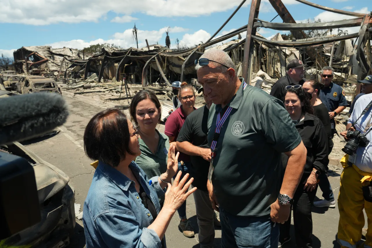 Image: Hawaii Wildfire Survivor Speaks with Emergency Response Officials