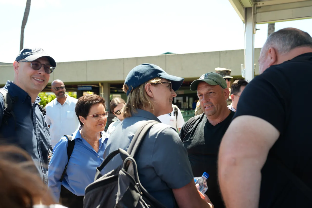 Image: FEMA Administrator Criswell and Hawaii Governor Green Discuss Hawaii Wildfires Response Operations
