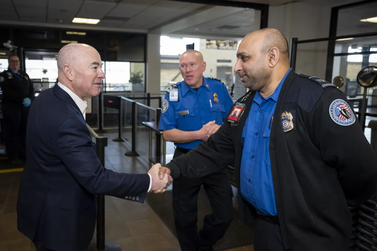Image: DHS Secretary Alejandro Mayorkas Speaks with TSA Employees  (011)