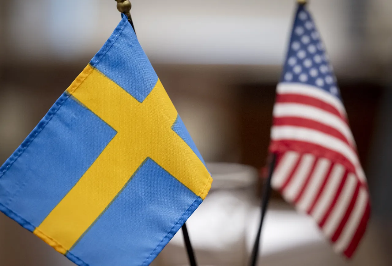 Image: Small American and Swedish Flags