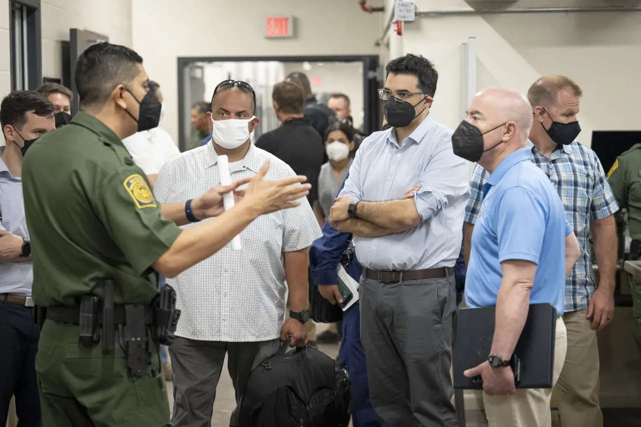 Image: DHS Secretary Alejandro Mayorkas Tours Ursula Processing Center (003)