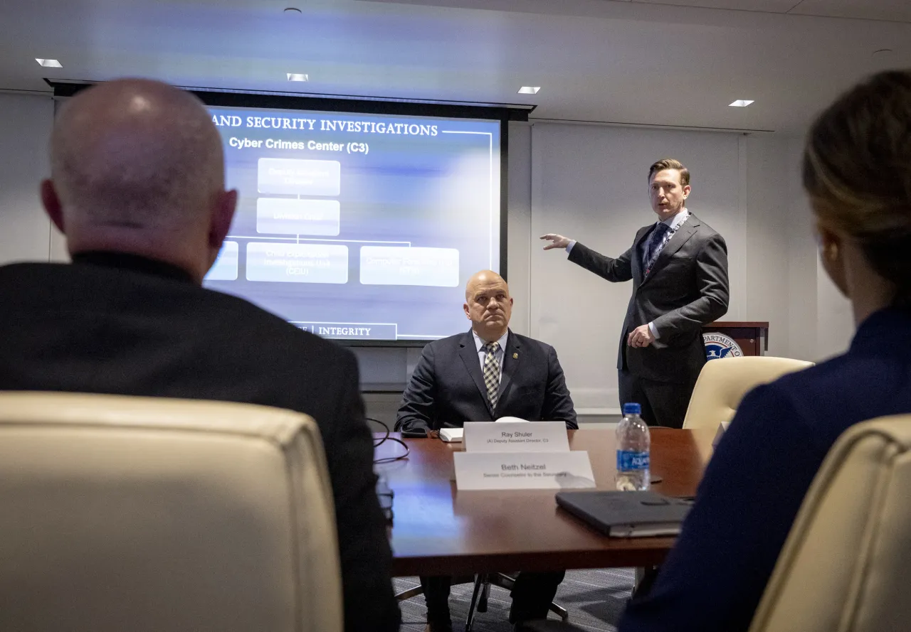 Image: DHS Secretary Alejandro Mayorkas Visits HSI Cyber Crimes Center (013)