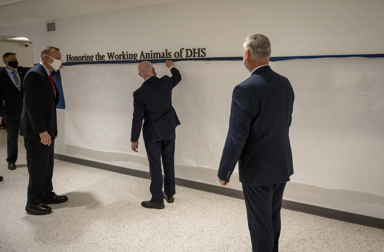 Image: DHS Secretary Alejandro Mayorkas Unveils Wall Dedicated to Service Animals (04)