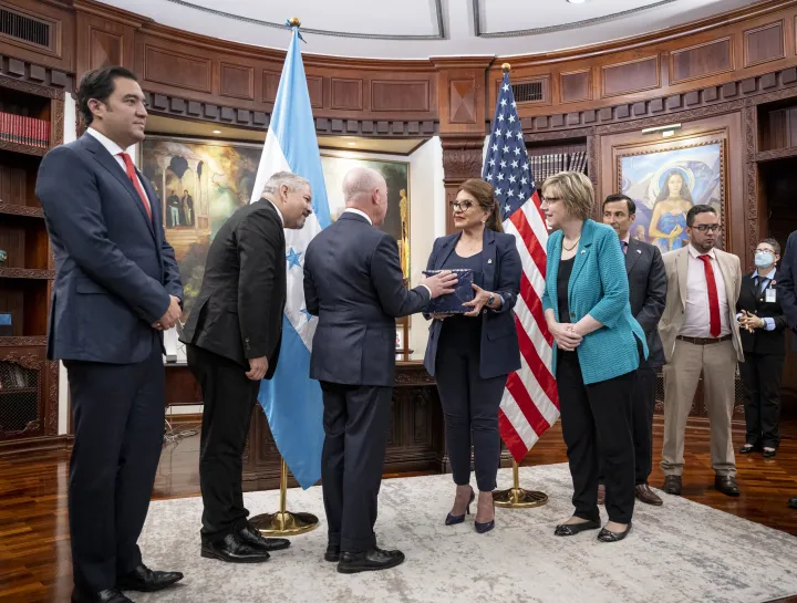 Image: DHS Secretary Mayorkas Meets President of Honduras (025)