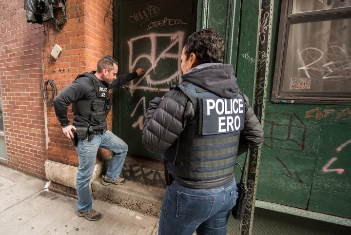 Image: ICE’s ERO Officers Knock on Door in NYC