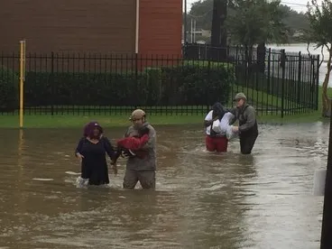 ICE employees  assist a family in Texas. (Photo courtesy of ICE Public Affairs)