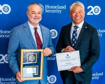 Leadership Excellence Award recipient, Robert Hagan, with DHS Deputy Secretary John Tien.