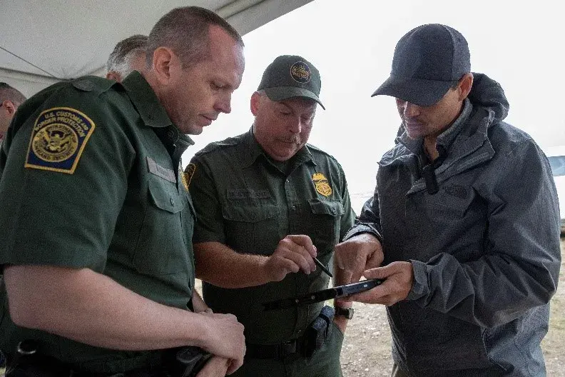 USBP agents interact with a TAK-enabled tablet to see real-time positions of agents, vehicles, and detections from SUAS, camera/radar towers and unattended sensors. 